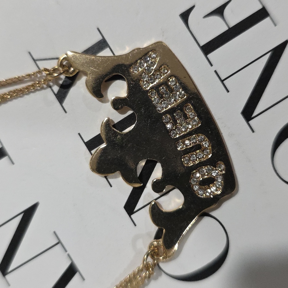 Gold Layered Necklace with Sparkling ‘Queen’ Crown Pendant – Statement Jewelry - Picture 6 of 8